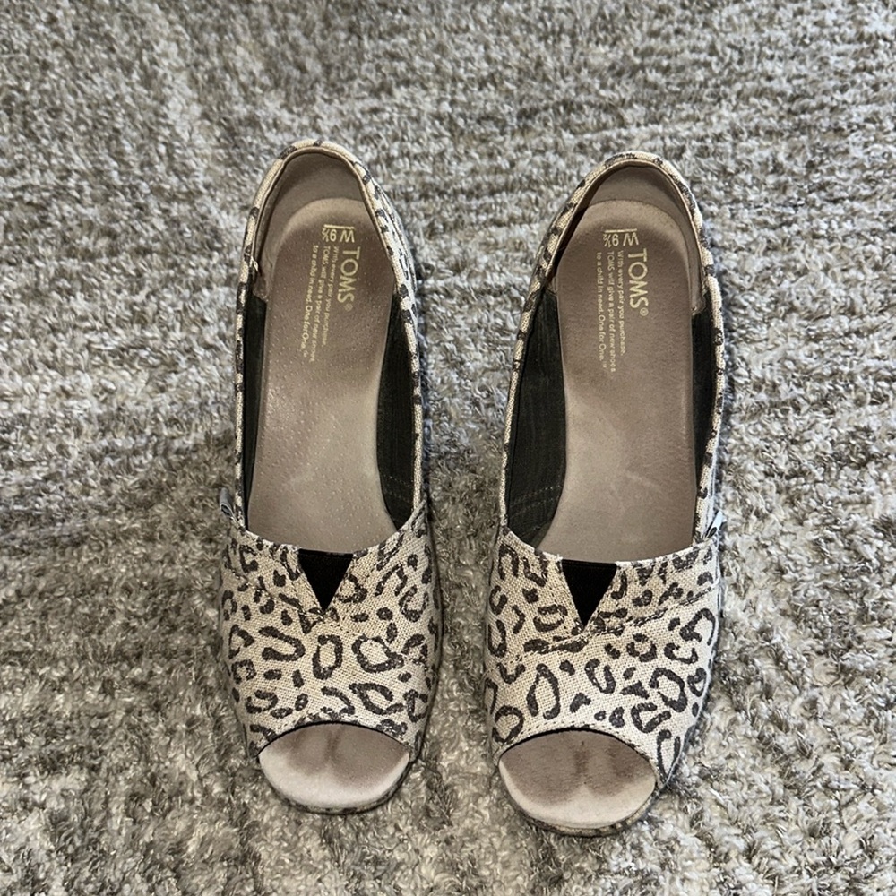 Tom’s Size 9.5 wedge peep toe animal print